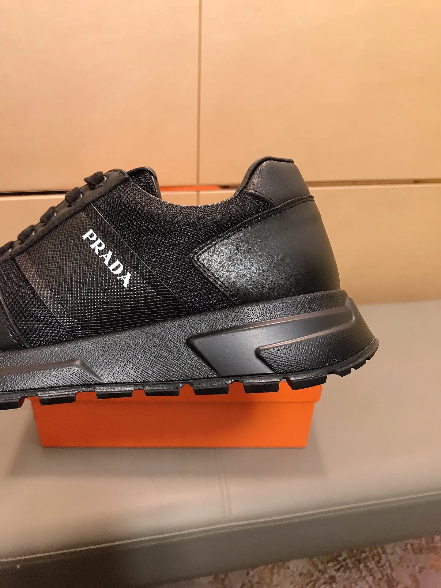 Ex-factory price 400 👟👟【PRADA】Prada's new men's fashion sports and casual shoes🇨🇳High-end boutique💯Exquisite details, uppers made of cowhide + breathable fabrics, pigskin lining🌶🌶Lightweight, wear-resistant and non-slip original outsole, comfortable to wear🎋Classic craftsmanship, fine workmanship, worth owning Code number: 38-44